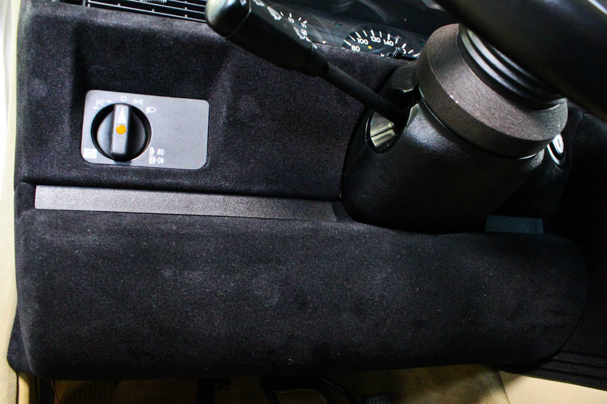 Knee bolster - Carbon fiber trim