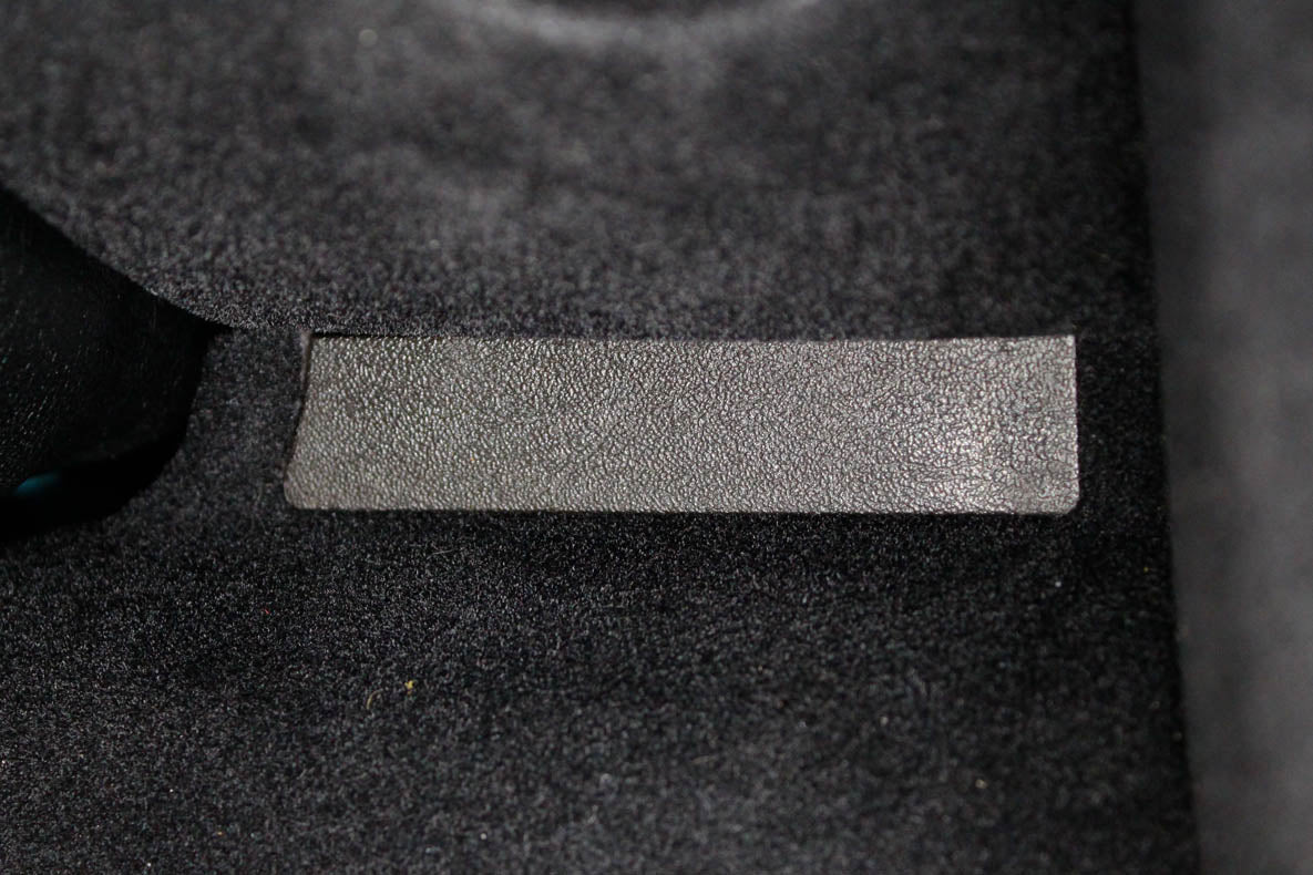 Knee bolster - Carbon fiber trim