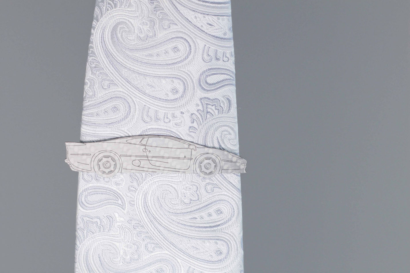 XJ220 carbon fiber tie clip, reflecting light
