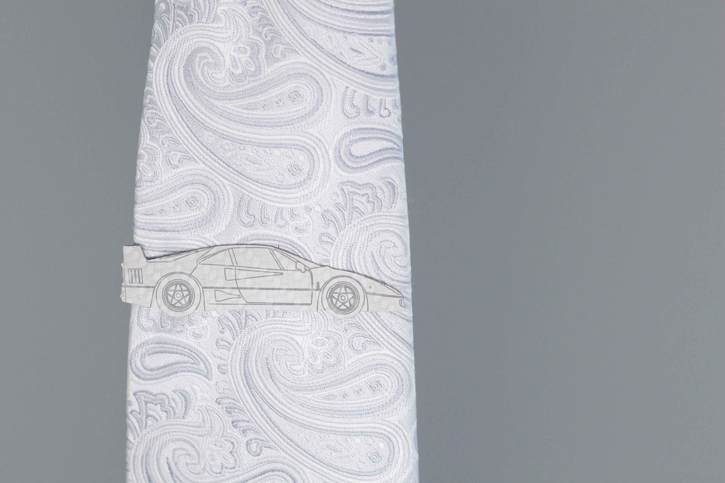 F40 carbon fiber tie clip, reflecting light