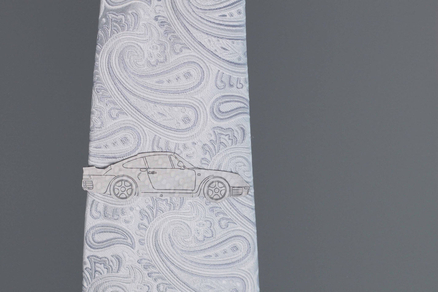 A 959 carbon fiber tie clip, reflecting light