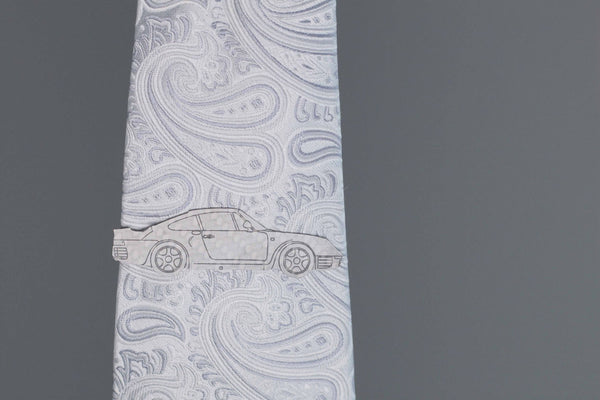 A 959 carbon fiber tie clip, reflecting light