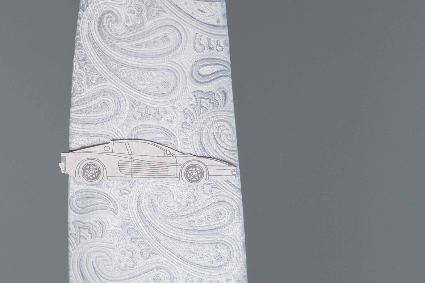 Testarossa carbon fiber tie clip, reflecting light